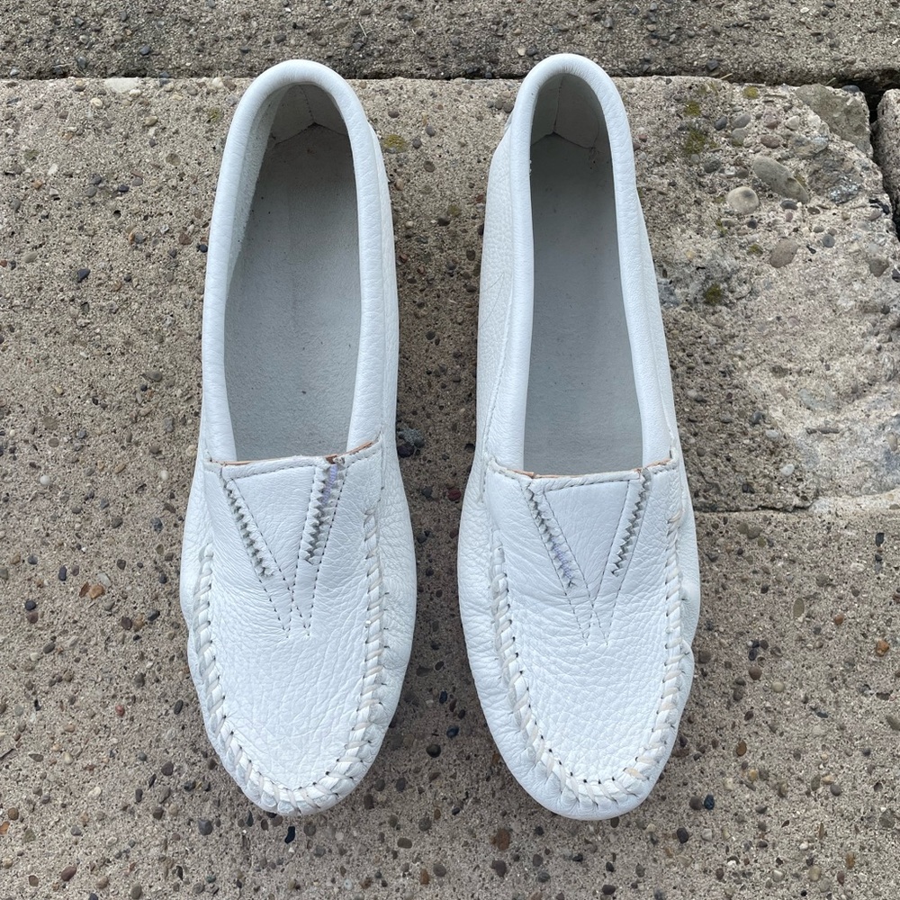❤️SOLD❤️NEW Minnetonka White Moccasin Slippers size 8